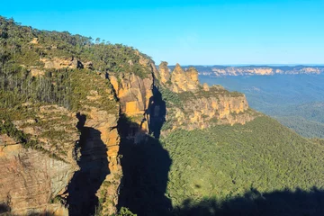 Cercles muraux Trois sœurs Sandstone rock formations in the Blue Mountains, Australia. Prince Henry Cliff and a series of pinnacles called the "Three Sisters" 
