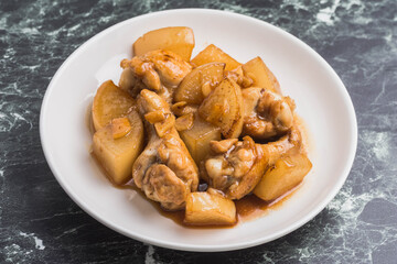 鶏肉手羽元と大根の煮物