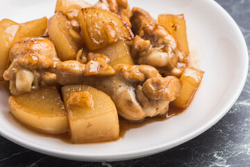 鶏肉手羽元と大根の煮物