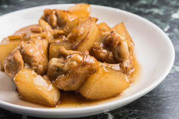 鶏肉手羽元と大根の煮物