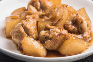 鶏肉手羽元と大根の煮物