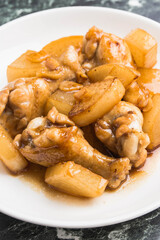 鶏肉手羽元と大根の煮物