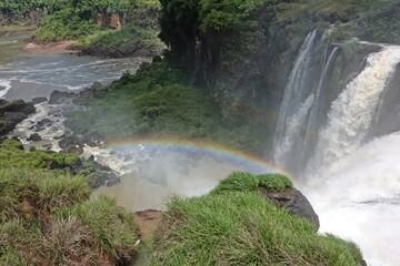 滝に現れた虹