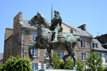 Obraz premium Statue équestre de Bertrand Du Guesclin à Dinan