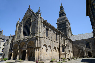Fototapeta na wymiar Basilique Saint-Sauveur à Dinan en Bretagne