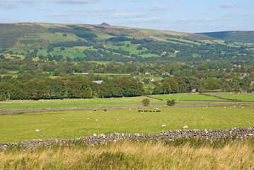 Obraz premium Peaceful rural scenery of fields and stone walls in the beautiful Hope Valley in the Peak District of Derbyshire, England.