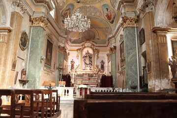 Fototapeta na wymiar Intérieur de l'église catholique du village de Eze, ville de Eze, département des Alpes Maritimes, France