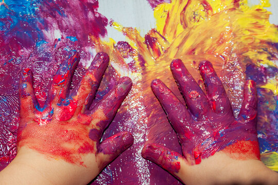 bambino che gioca con i colori a dita