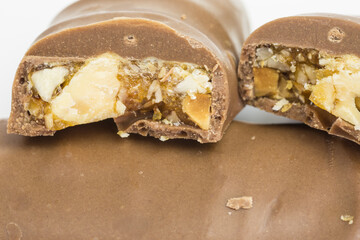 crunchy chocolate and caramel candy croccantini