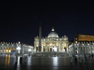 夜のサンピエトロ広場-イタリアのローマにて