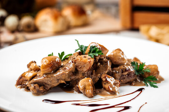 Gourmet veal medallions with champignons