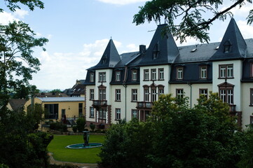 Fototapeta na wymiar Altes Schloss mit einem kleinen Schlosspark