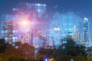 Fototapeta premium Wielokrotna ekspozycja tła nocnego miasta Bangkok pejzaż i hologram mapy świata. Koncepcja sieci mediów.