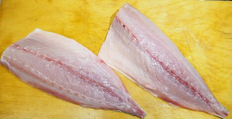 三枚におろした後のハマチの身