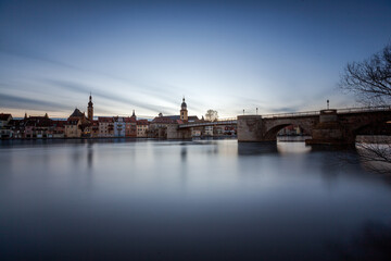 Naklejka premium Alte Mainbrücke in Kitzingen mit Langzeitbelichtung