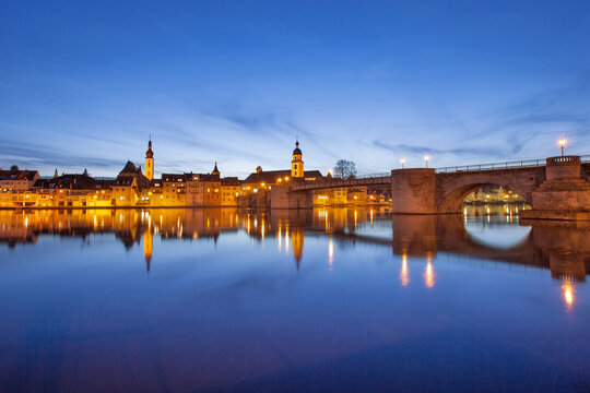 Alte Mainbr&uuml;cke in Kitzingen zu blauen Stunde