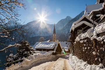 Hallstatt im Salzkammergut Östereich an einem sonnigen Tag im Winter mit Schnee