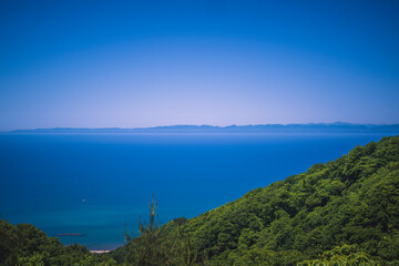 Fototapeta na wymiar 角田山から見える日本海と佐渡島