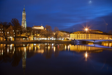 Fototapeta na wymiar Landshut zur blauen Stunde mit spiegelung