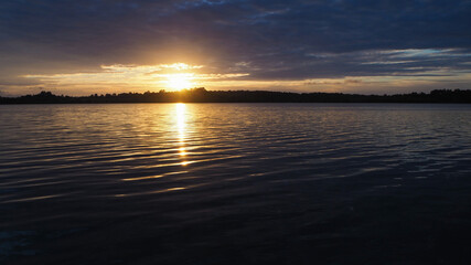 Beau coucher de soleil sur le lac d'Arjuzanx
