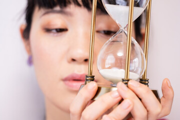 女性と砂時計