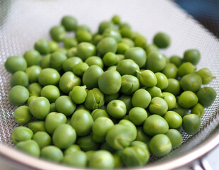 Guisantes crudos en primer plano. Fondo de verdura de primavera