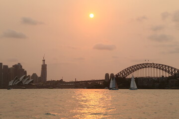 Sydney in der Abendsonne und dem Dunst der Waldbrände