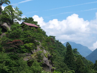 Obraz premium 夏の青空と山形県立石寺の風景