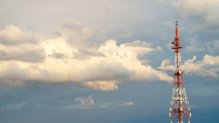 Wieża na tle nieba.  © Rafal