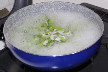 枝豆を茹でているシーン