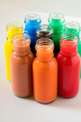 絵の具を溶かす水を入れるカラフルなガラス瓶