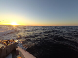 Amanecer en alta mar