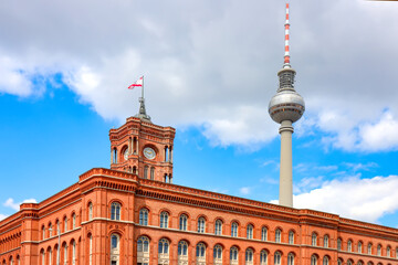 Rotes Rathaus und Fernsehturm Berlin, Alexanderplatz © Comofoto