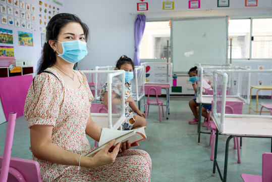 Social distancing In classrooms and schools that are about to open during a viral epidemic Corona or Covid-19 There are plastic sheets between students studying together.
