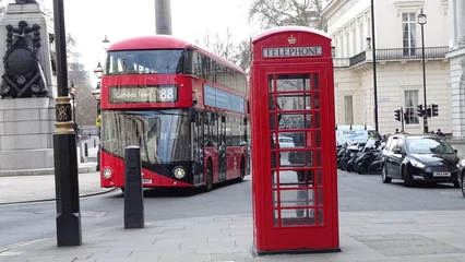 Tableaux ronds sur aluminium brossé Bus rouge de Londres Telephone box in central London
