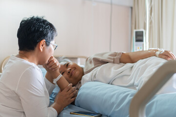 Obraz premium Happy Woman Visits Best friends holding hands for recovering that sick lying in Hospital, looking with cheerful love hopeful emotional, Encouragement comforting Recovering from family healthy moment.