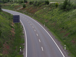 Leere kurvige Landstraße