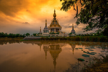 Obraz premium The background of an important tourist attraction in Khon Kaen Province (Wat Thung Setthi) is a large pagoda in the middle of a swamp, tourists always come to see the beauty in Thailand.