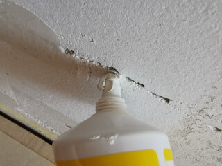 How to repair a wall. Wall with cracks. fill cracks with a spatula filler and repair kit. Wandrisse...