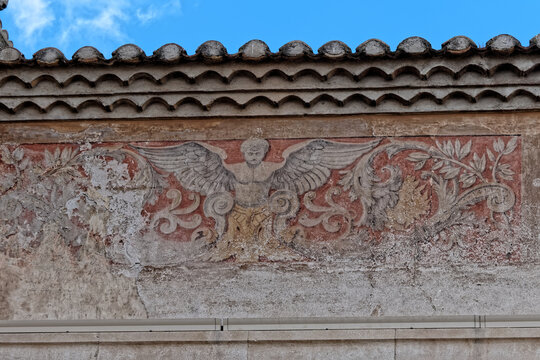 Vieilles peinture d'un ange sur la cathédrale Notre-Dame de Nîmes dans le Gard - France