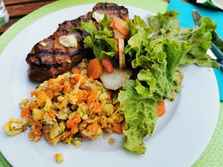 Gegrilltes Steak am Salatbouquet sowie frischem Rohkostsalat