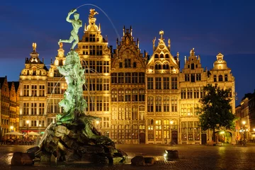Abwaschbare Fototapete Antwerpen Antwerpen berühmte Brabo-Statue und Brunnen auf dem Grote Markt-Platz beleuchtet bei Nacht und alten Häusern. Antwerpen, Belgien