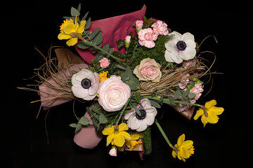 composizione floreale con anemoni ranuncoli e rose
