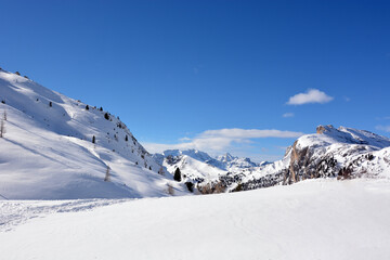 Fototapeta na wymiar la bellissima vista invernale dal passo Valparola,sulle Dolomiti Italiane