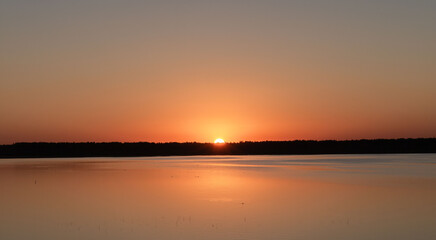 Fototapeta na wymiar sunset over lake