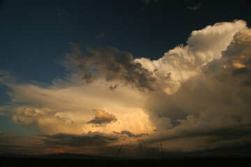 Cumulonimbo muy desarrollado generador de tormenta. Cieza, Murcia, España.