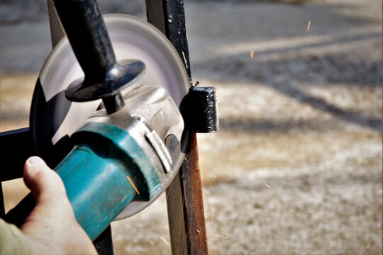 Serra el&eacute;trica serrando uma parte do port&atilde;o