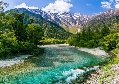 La rivi&egrave;re Asuza au premier plan et le massif de Myojindake au premier plan en juin dans le parc japonais Kamikochi