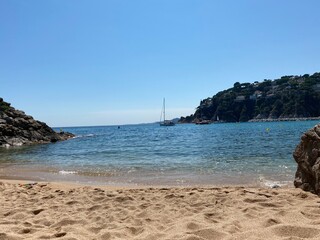 Playa con barco d&iacute;a soleado