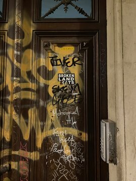 Puerta edificio con interfono y graffitis